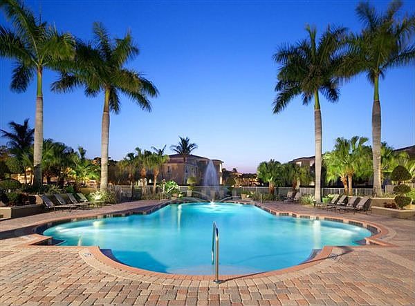 ibis-amenity-exterior-pool