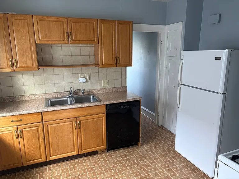 1252 W Clifton Blvd — Photo 5