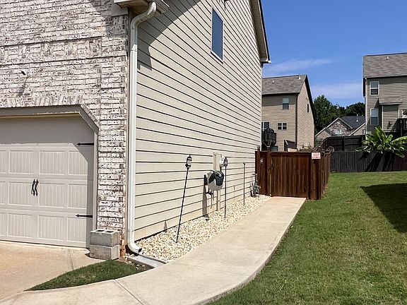 3rd image of 582 Oakville Trl