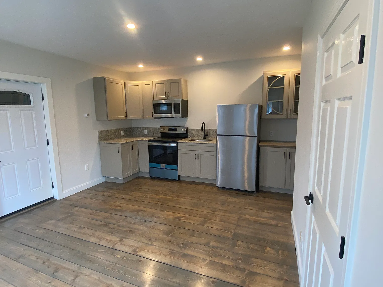 1 bed, 550 sqft, $2,100 — Photo 2