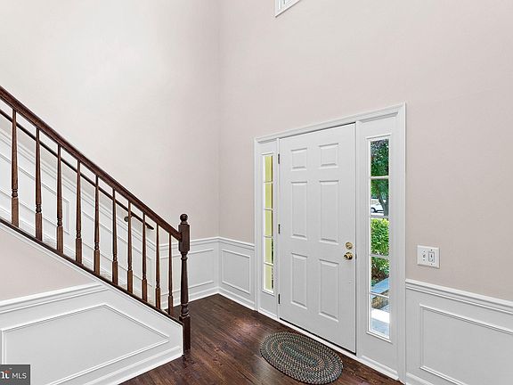 3rd image of 703 Amber Ct NE