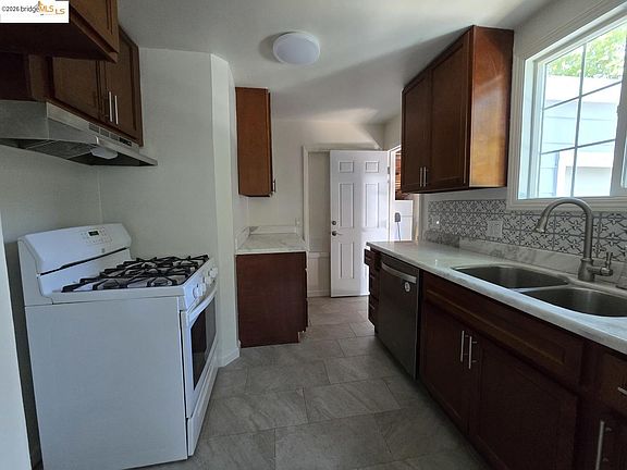 4th image of 241 Humboldt St