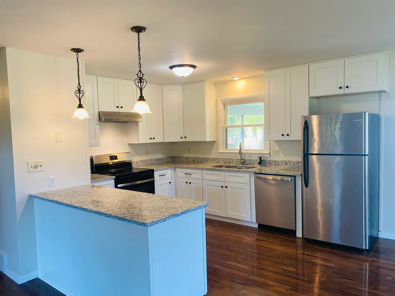 4 bed, $1,900 — Photo 3