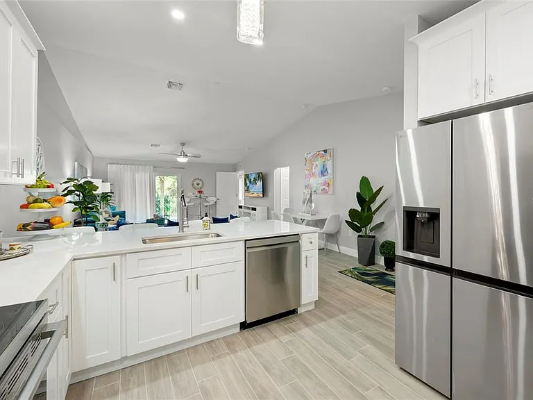 2098 Como St — Photo 11