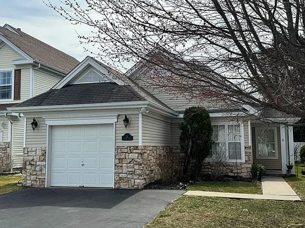 8 Ethan Cir, Middle Island, NY 11953