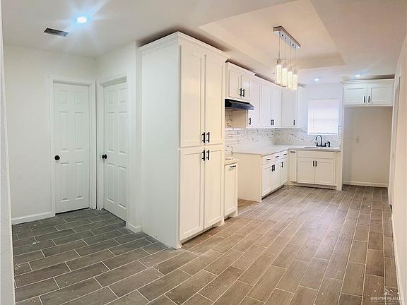 4th image of 1005 N Bowie St