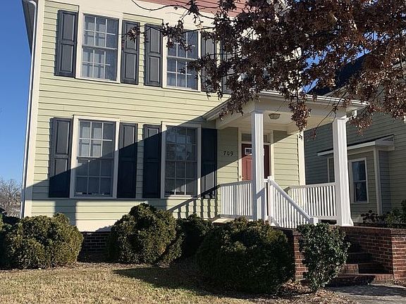 3rd image of 709 Dunbar St