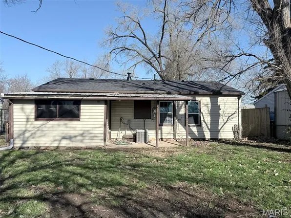 526 Saint Leo Dr, Cahokia, IL 62206