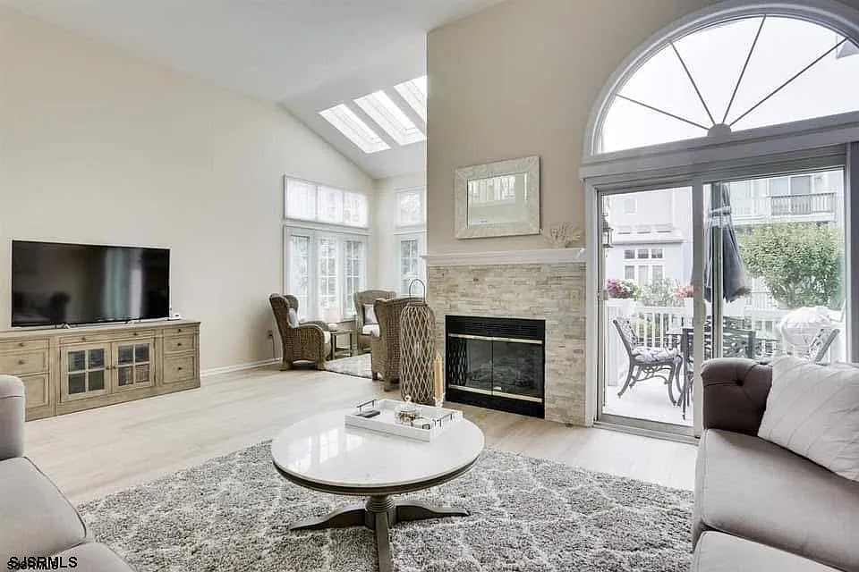 3 bed, 2.5 bath, 1900 sqft, $2,750 — Photo 3