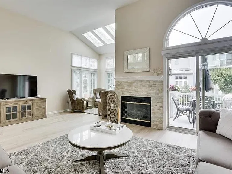 433 Albacore Ln — Photo 3