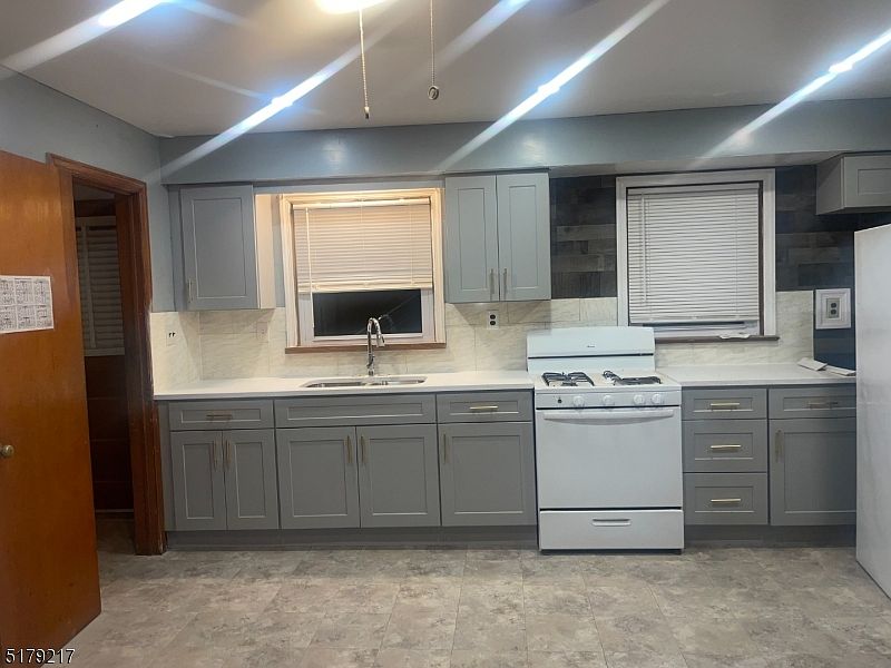2nd image of 146 Fernwood Ter