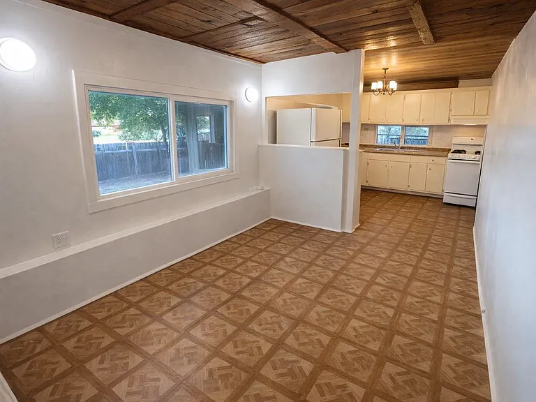 404 S Foote Ave — Photo 2