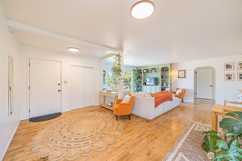3rd image of 820 W 12th Street