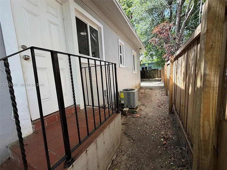 7712 NE 1st Ct #- — Photo 10
