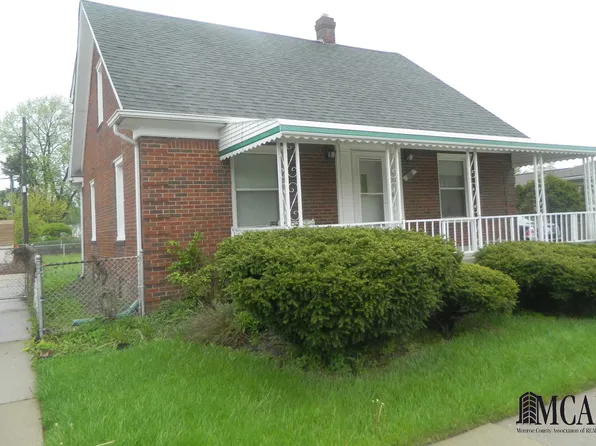 2124 Oak St, Wyandotte, MI 48192
