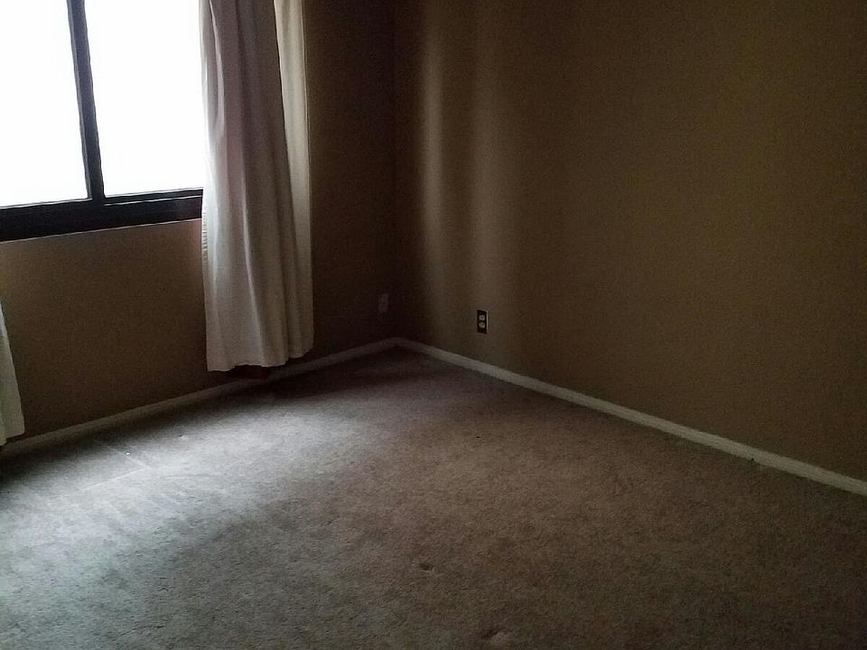 2nd image of 940 Cedar St