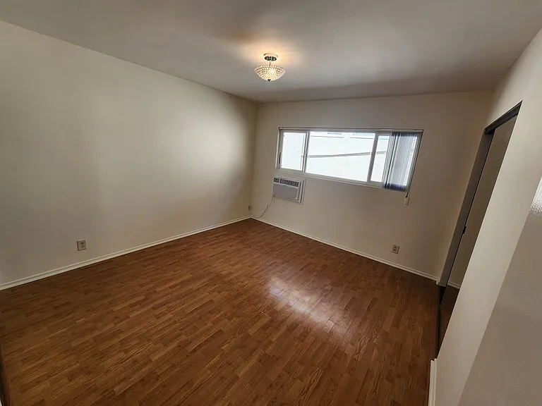 1141 Irving Ave #3 — Photo 32