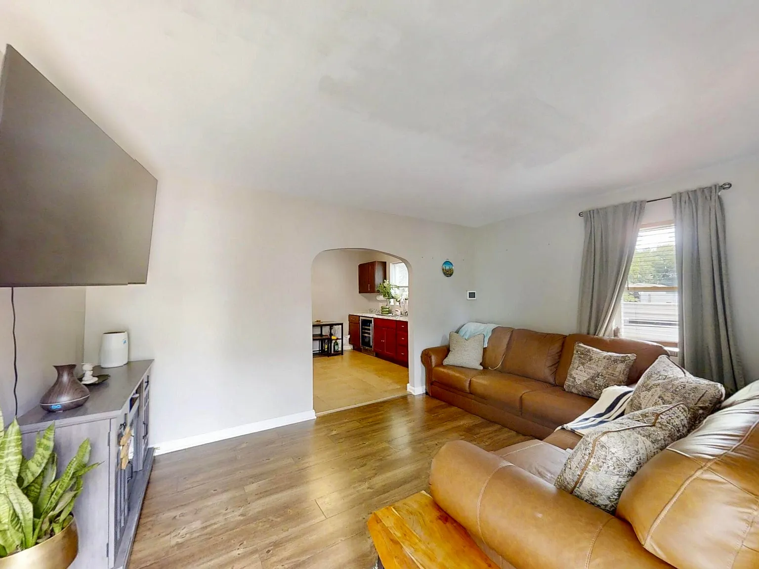 3 bed, 884 sqft, $1,600 — Photo 4