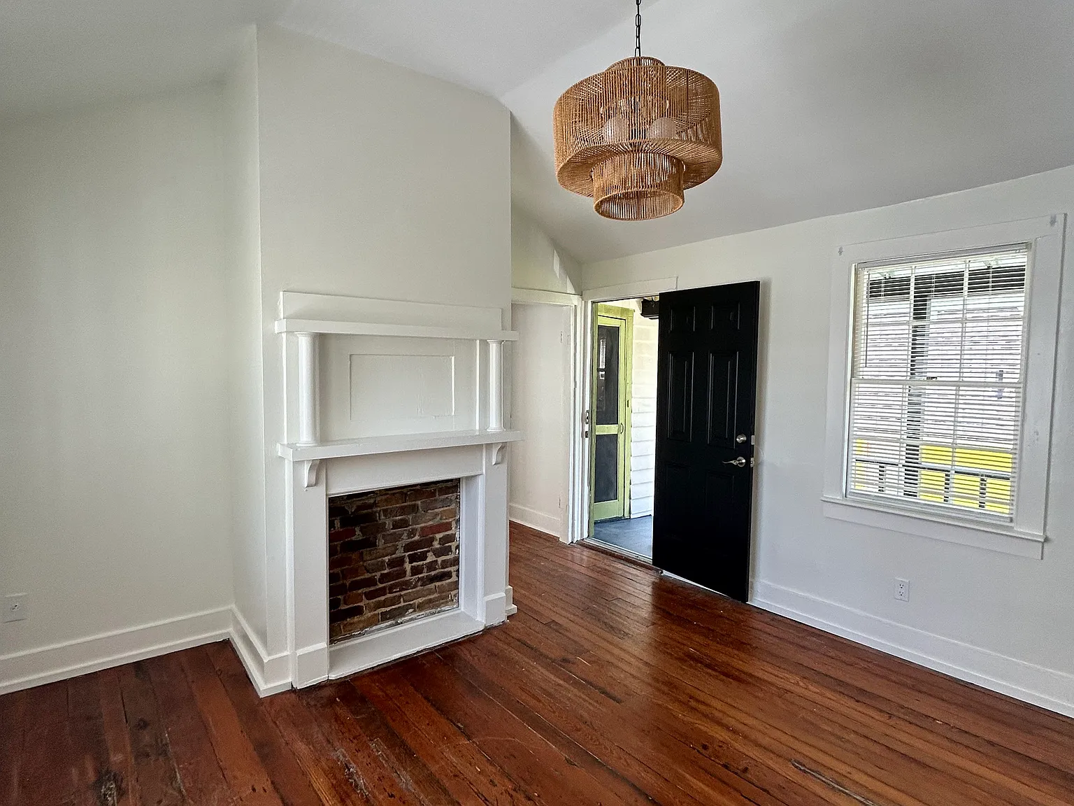 2 bed, 1000 sqft, $2,245 — Photo 2