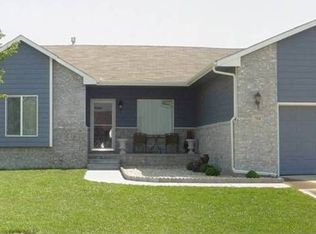 714 S Meadows Dr, Hesston, KS 67062
