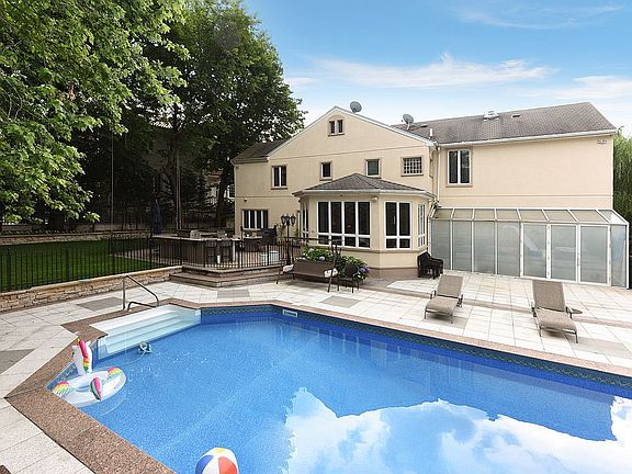 3rd image of 252-50 Brattle Ave