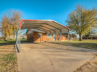 102 Gatewood Dr, Chickasha, OK 73018