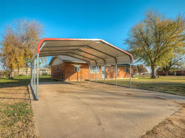 102 Gatewood Dr, Chickasha, OK 73018