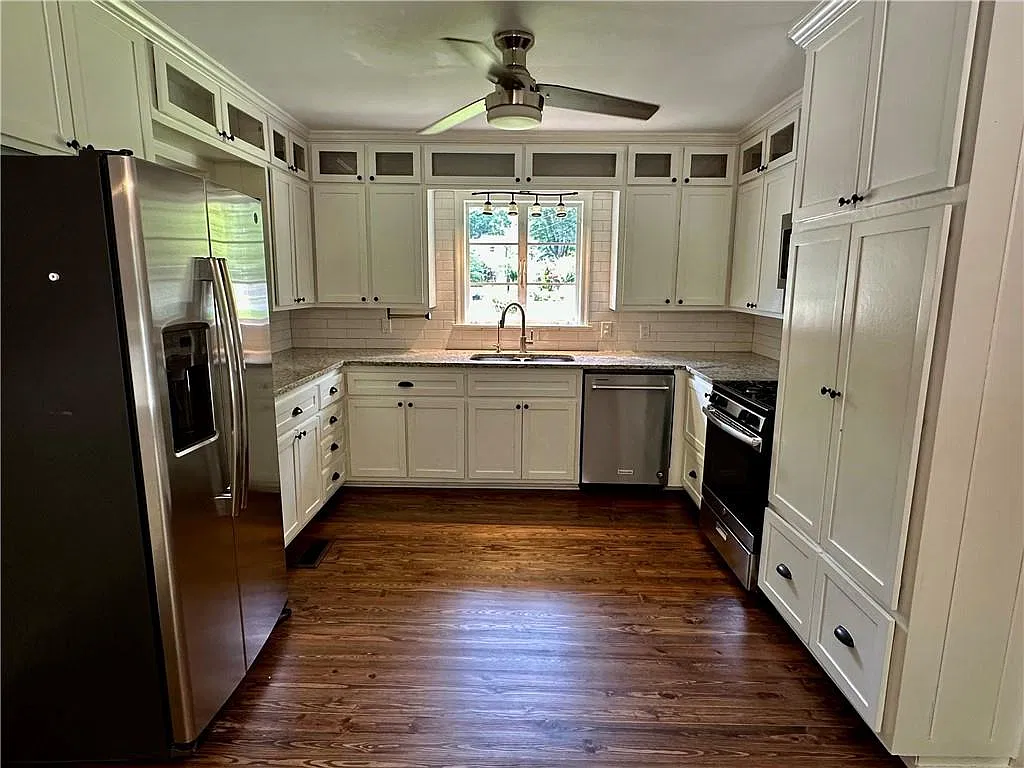 3 bed, 2.0 bath, 1392 sqft, $2,400 — Photo 3