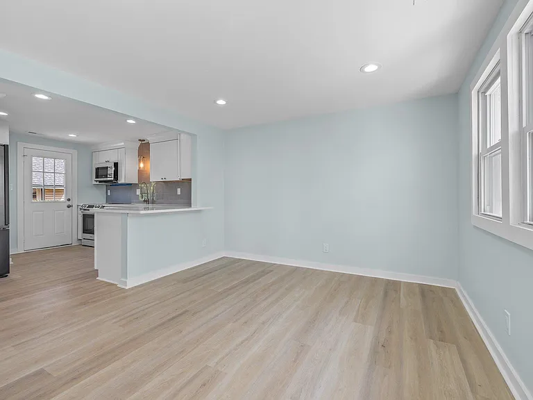 4268 Lee Ave — Photo 5
