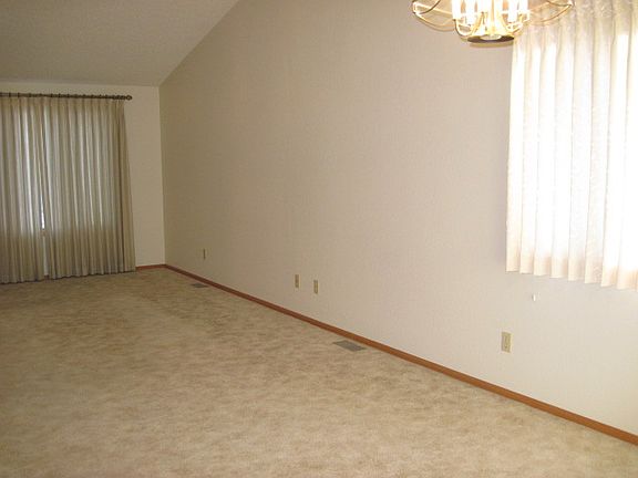 3rd image of 30 Brentwood Ct
