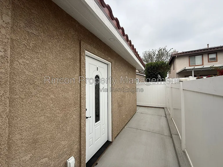 921 Aurora Dr #B — Photo 1