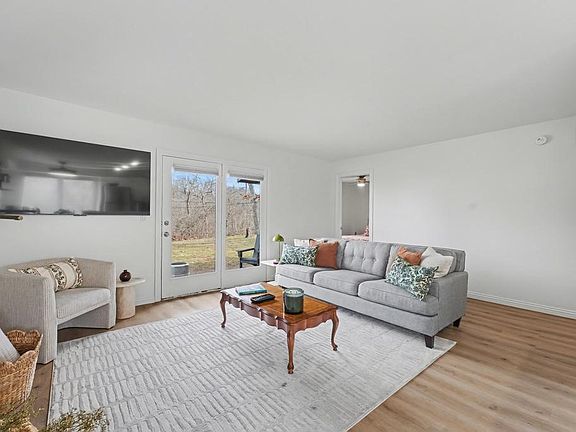 3rd image of 2304/2306 Oakwood Ave