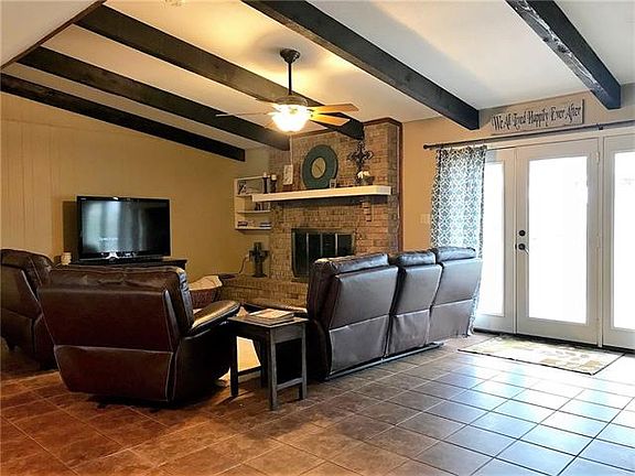 3rd image of 308 Evergreen Cir