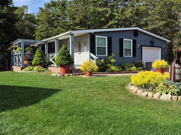 53 Village Circle S, Manorville, NY 11949