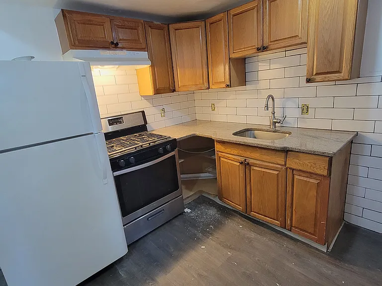 627 Corson St — Photo 9