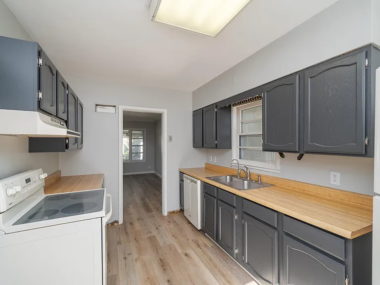 2424 S Center Ave — Photo 2