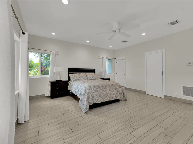 2633 NE 3rd Ave — Photo 18
