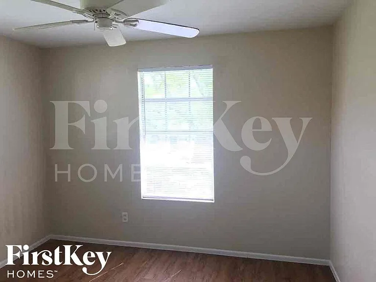 1209 NE 18th Pl — Photo 17