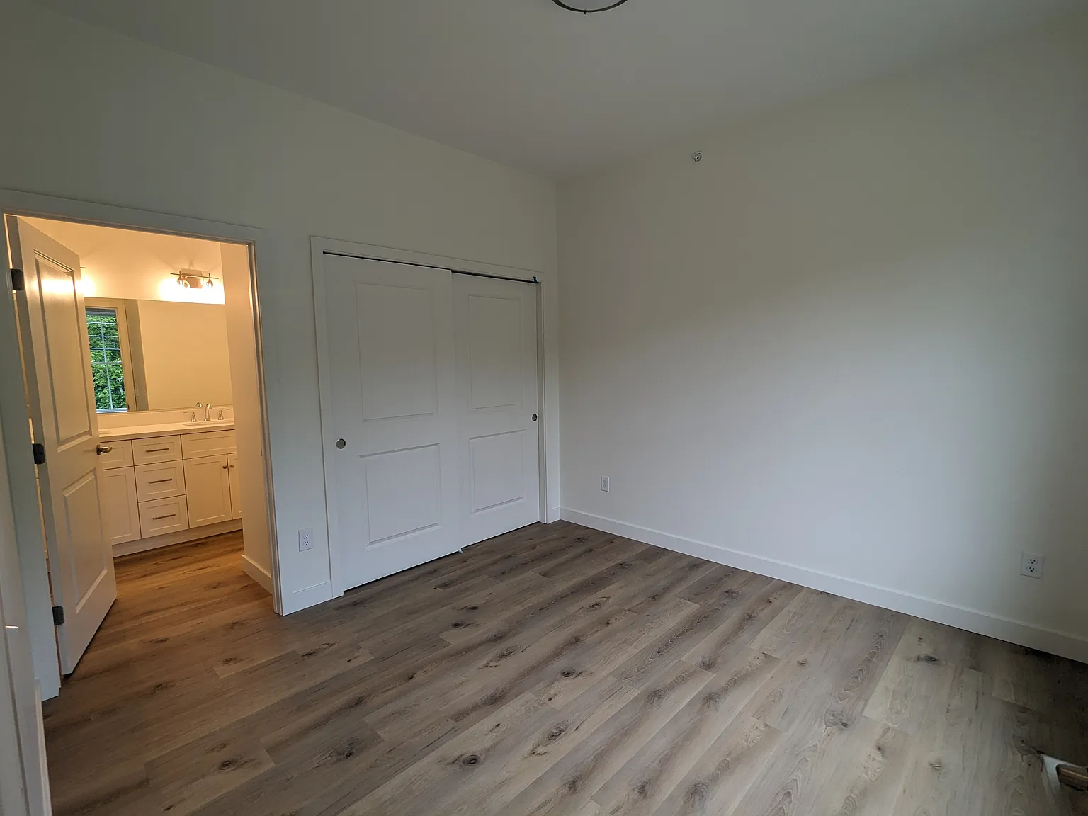3 bed, 993 sqft, $1,885 — Photo 3