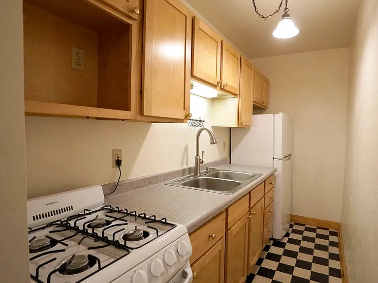 225 Place Apartments — Photo 14