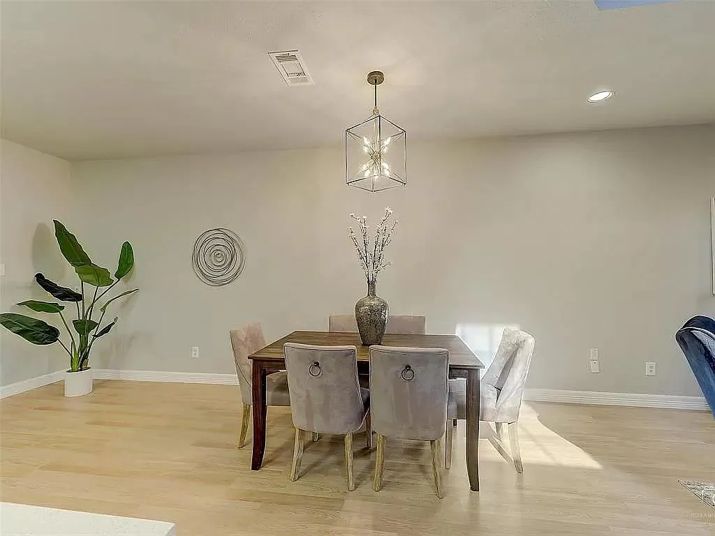 Vinland Dr, Addison — Photo 2