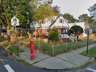 8003 258th St, Glen Oaks, NY, 11004