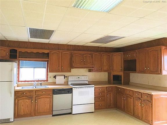 custom kitchen cabinets. Kitchen is spacious with plenty of room for a large din
