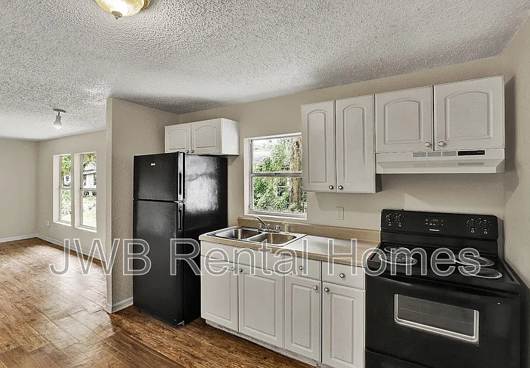 485 W 58th St — Photo 2