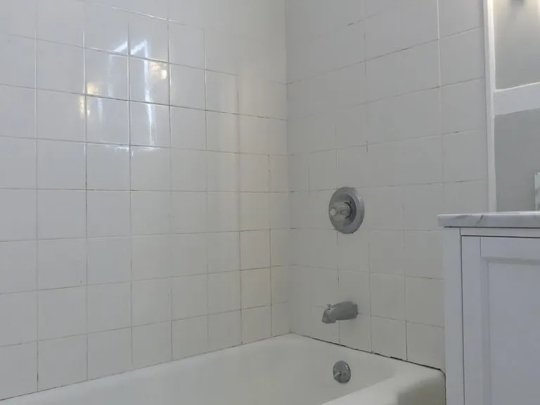 609 E State St — Photo 258