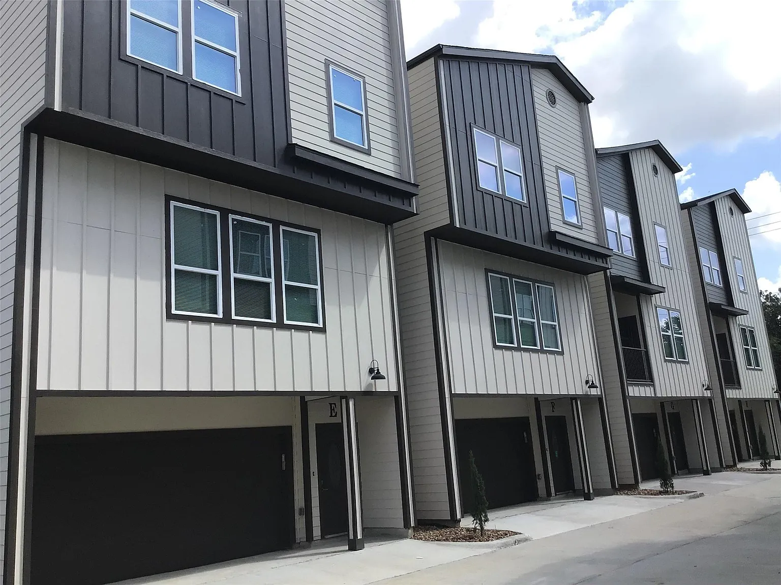 3 bed, 2.5 bath, 1576 sqft, $2,195 — Photo 2