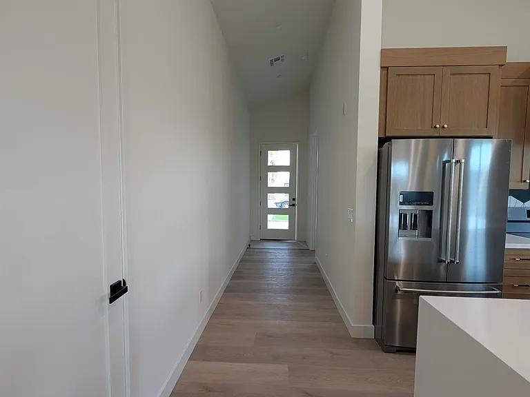826 W 12th St — Photo 13