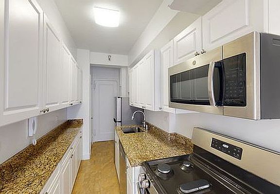 3rd image of 360 E 55th St APT 14L