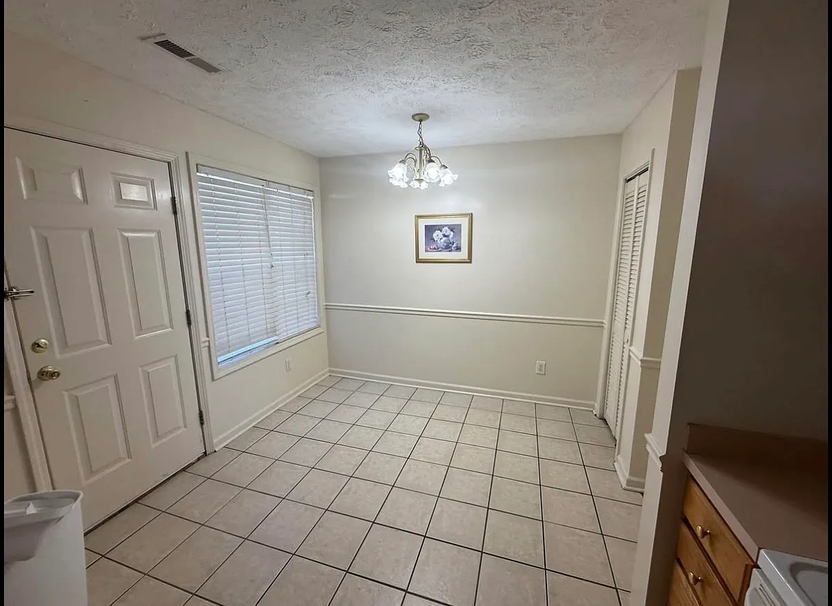 2 bed, 990 sqft, $1,400 — Photo 3