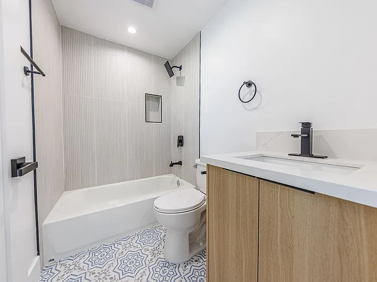 2938 S. Sycamore Ave — Photo 47